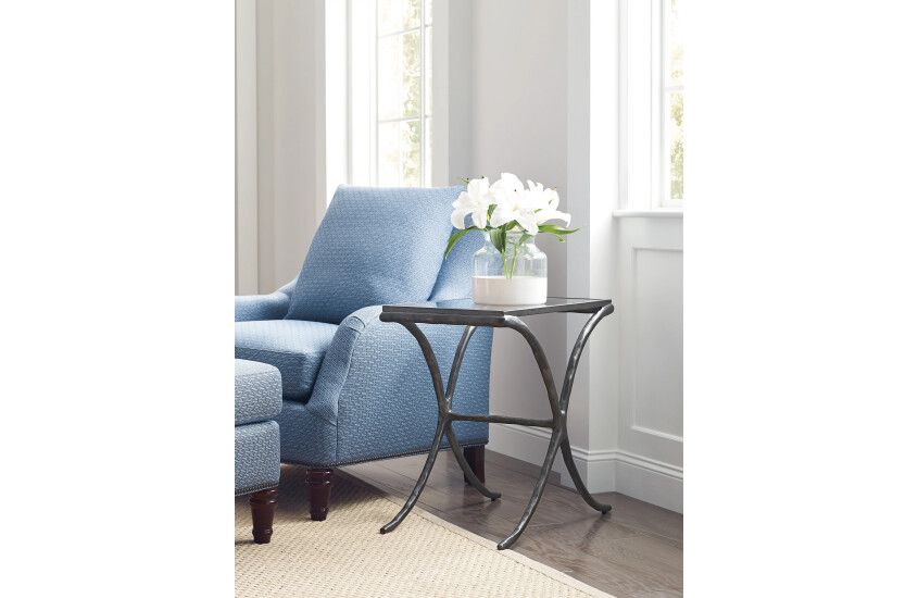 CHAIRSIDE TABLE Room